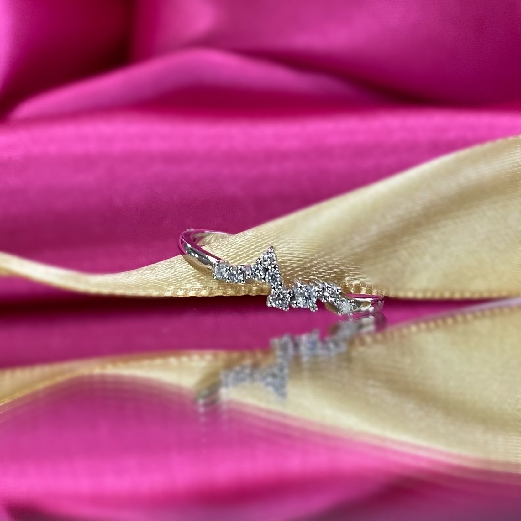 Модерен златен пръстен с диаманти 0.11 карата